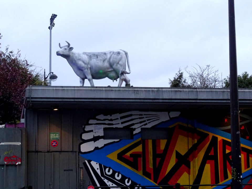 Street art et vache, Avenue de la Porte de la Villette, 19… 