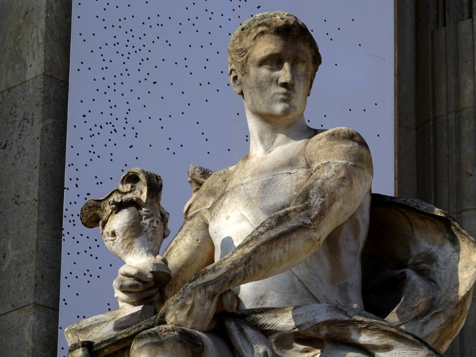 Statue à l'extérieur du Grand Palais, à l'angle de l'avenu… 