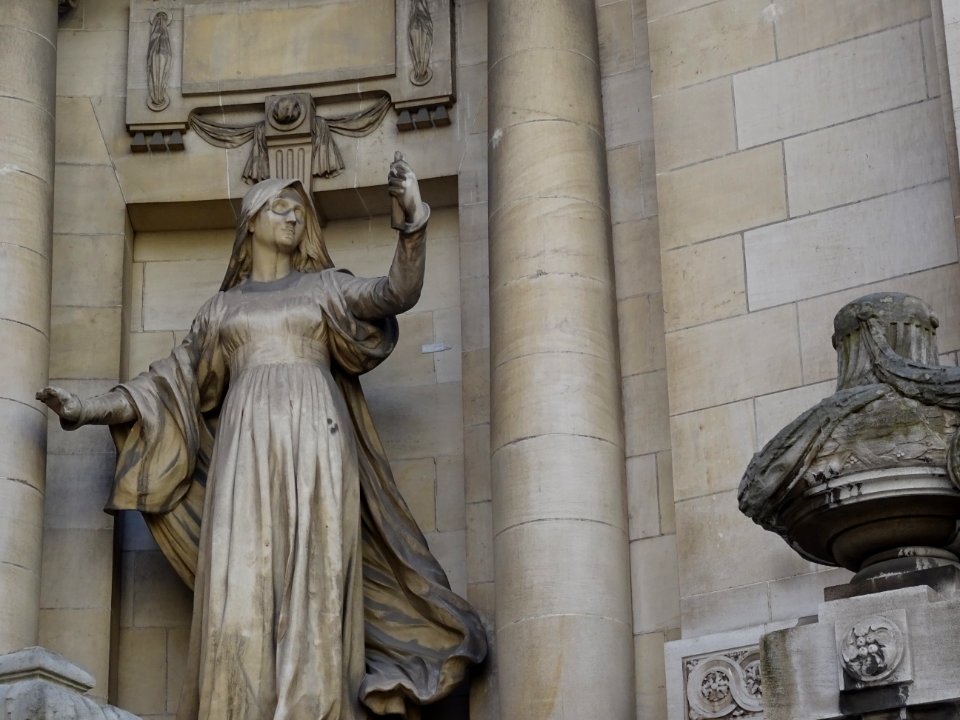 Statue, à l'extérieur de la Chapelle Notre-Dame-de-Consola… 