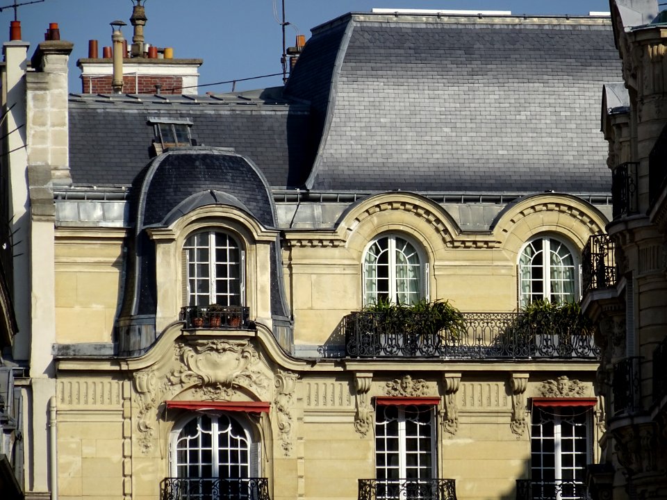 Façade d'immeuble au 28 rue de Clichy, prise depuis la rue… 