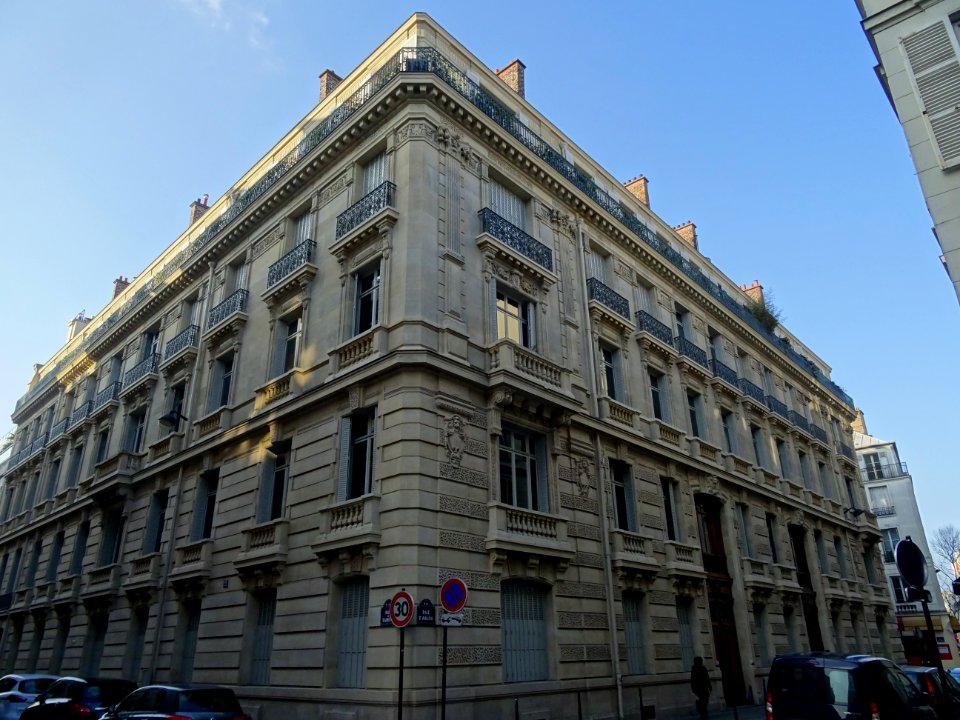 Immeuble à l'angle de la rue d'Anjou et de la rue de Surèn… 