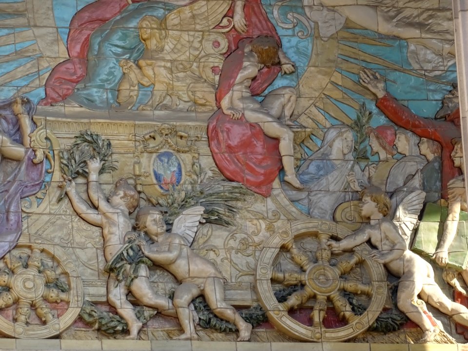 Fresque bas-reilef en céramique, extérieur du Palais de la… 