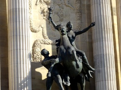 Statue La Science en marche en dépit de l'Ignorance par … 