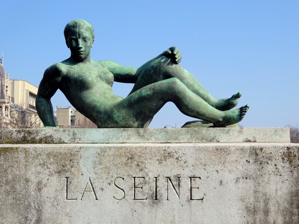 Sculpture La Seine, place de l'Alma, 8e arr., Paris. Oeu… 