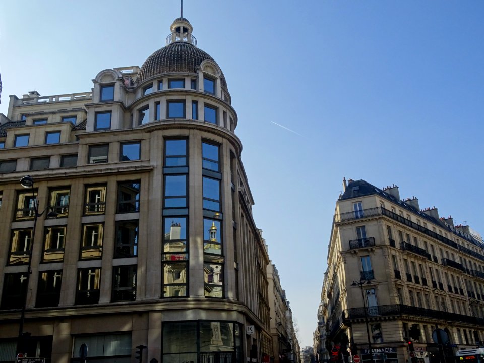 Réflexions du toit à coupole dorée du Printemps sur une … 
