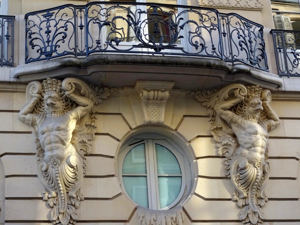 Détails de la façade d'un immeuble, à l'angle de la rue d'… 