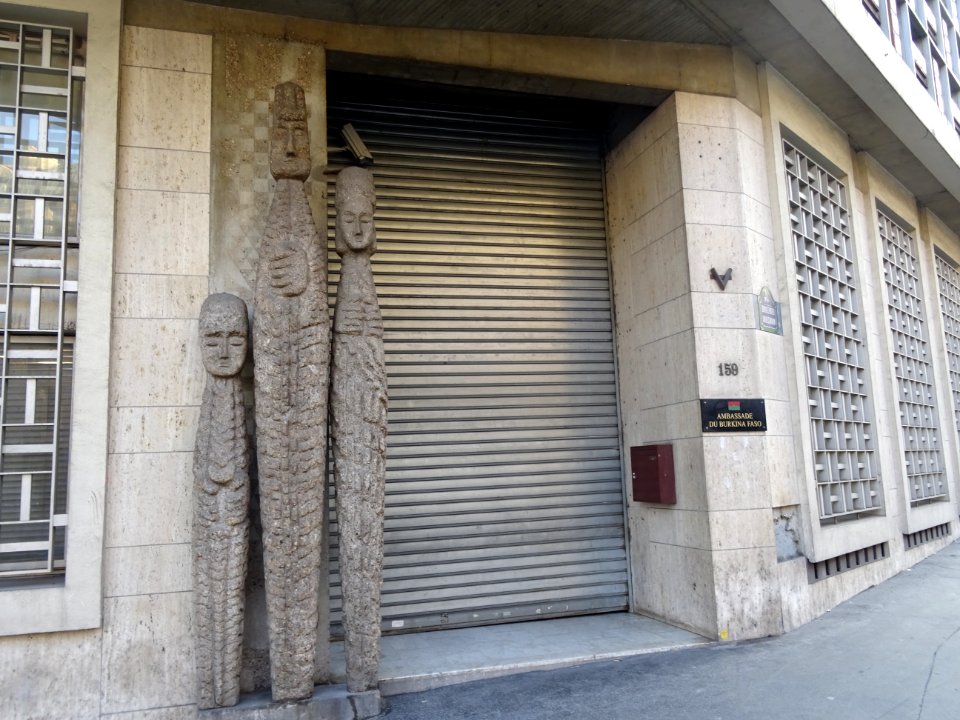 Sculptures à l'entrée de l'Ambassade du Burkina Faso, 159 … 