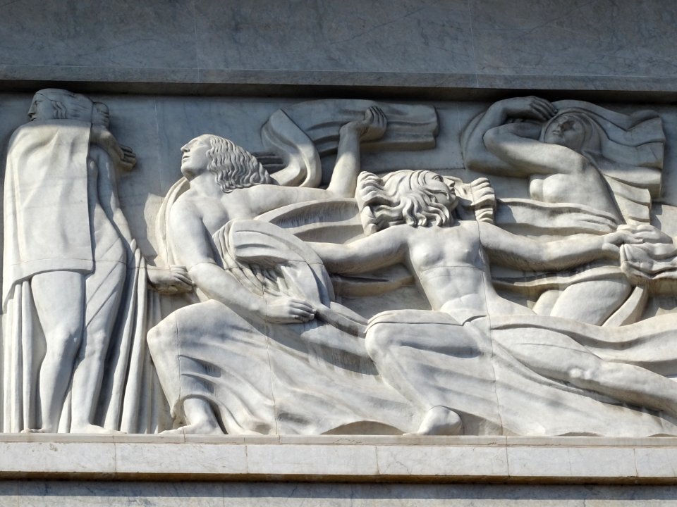 Bas-relief Apollon et sa méditation, partie gauche, par … 