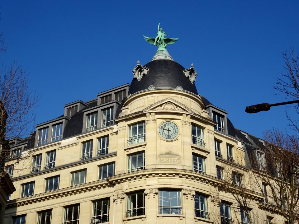 Sculpture en bronze Mercure juché sur un Phénix sur l'im… 