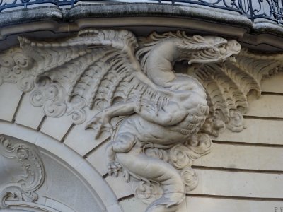 Détail de la façade d'un immeuble, à l'angle de la rue d'A… 