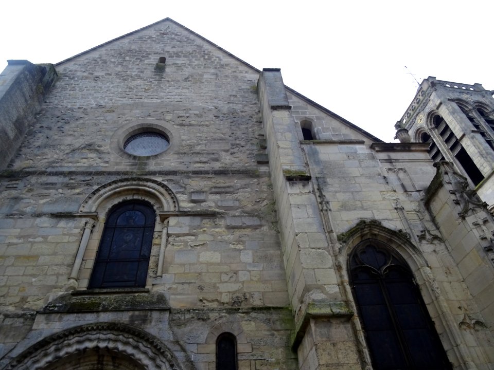 Eglise Saint-Justin, on aperçoit le haut de la tour Saint-… 