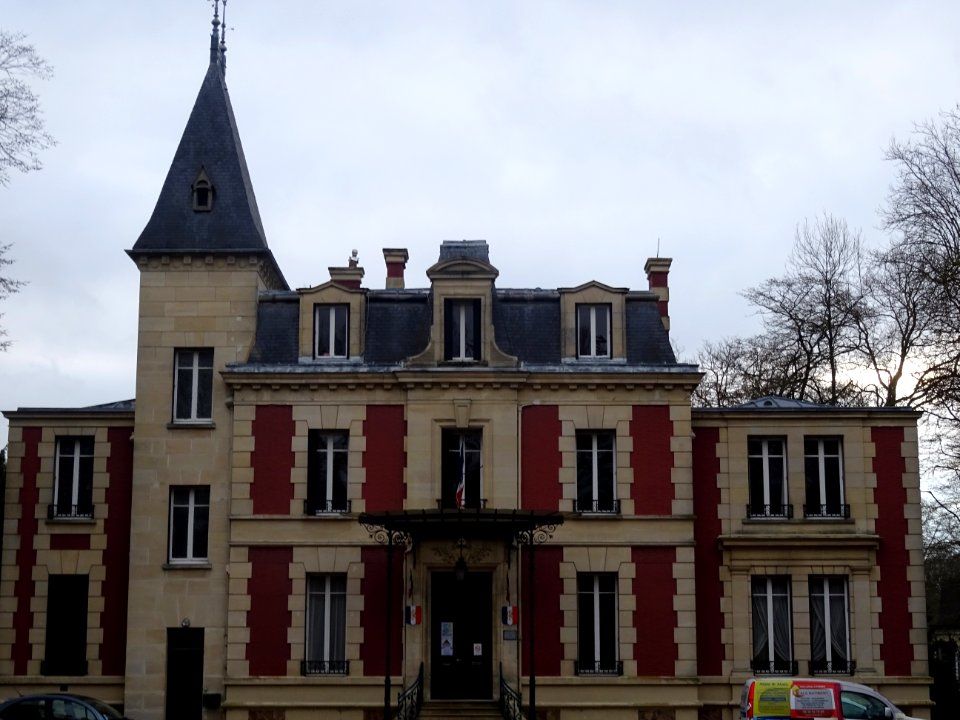 La mairie de La Chapelle-en-Serval, Oise, établie en 1978 … 
