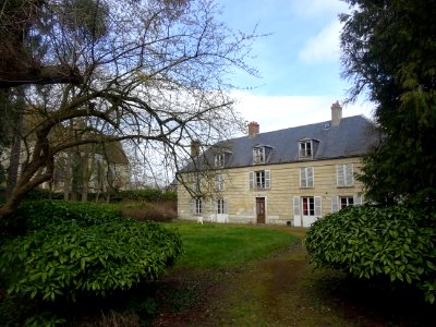 Maison, derrière, on distingue l'église Saint-Pierre, Verb… 
