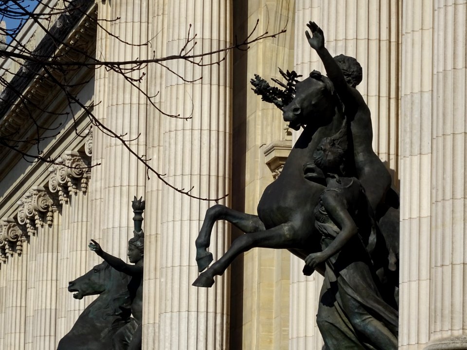 Statues à l'entrée du Palais de la Découverte, avenue Fran… 