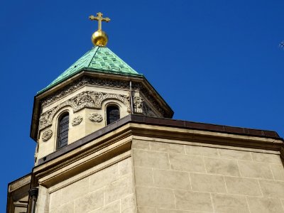 Toiture en cuivre et croix dorée au sommet de la Cathédral… 