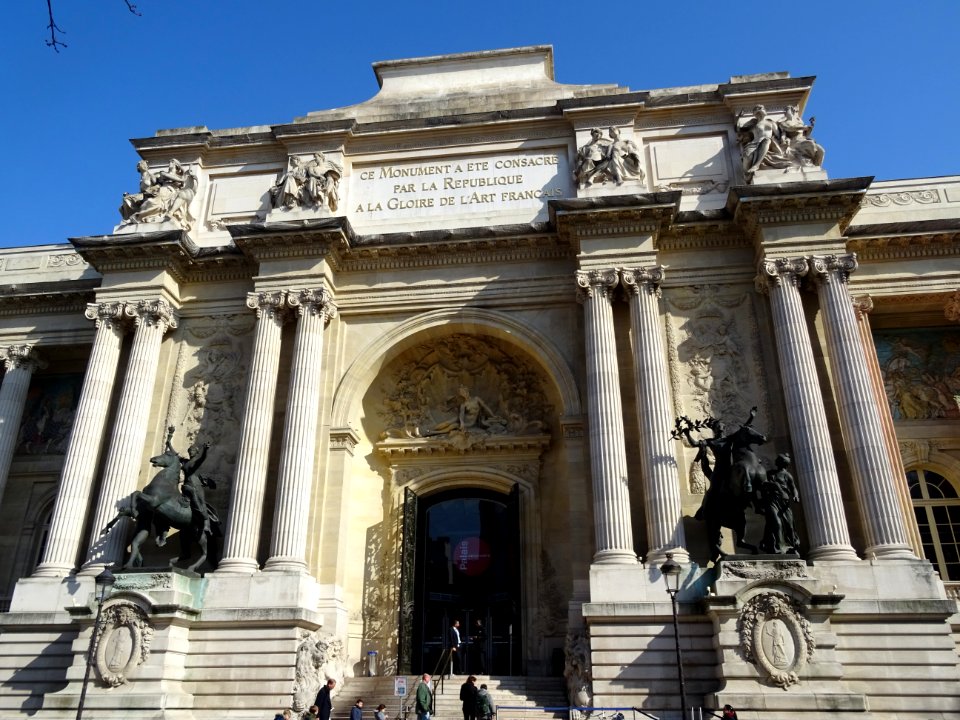 Entrée monumentale du Palais de la Découverte, avenue Fran… 