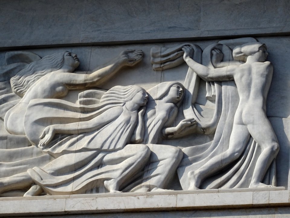 Bas-relief Apollon et sa méditation, partie droite, par … 