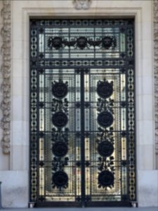 Une des portes du Grand Palais, avenue Winston Churchill, … 