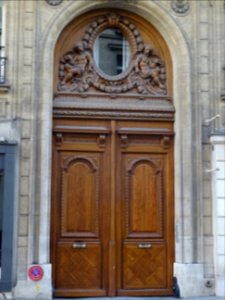 Porte d'immeuble au 43 rue du Faubourg-Saint-Honoré, 8e ar… 