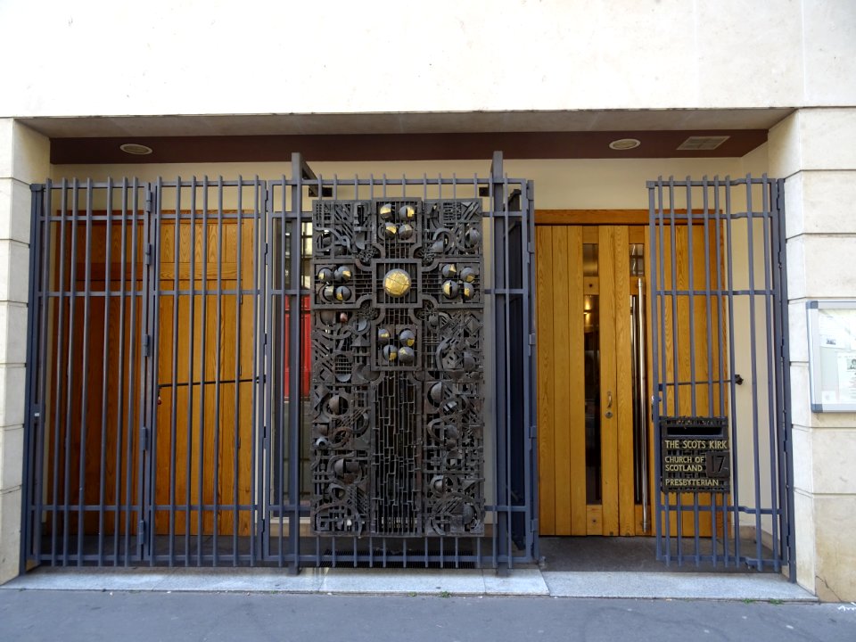 Portail métallique à l'entrée de la Church of Scotland, 17… 