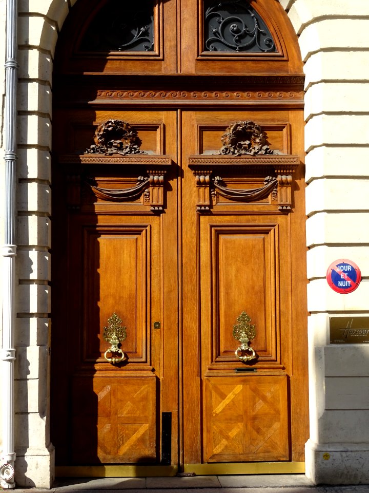 Porte d'immeuble, au 10 rue Jean Goujon, 8e arr., Paris 