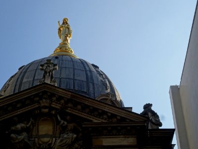 Dôme et statue de la Vierge Marie au sommet de la Chapelle… 