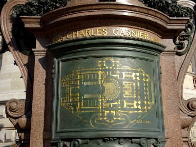 Plaque du plan du palais Garnier, situé sous le buste de C… 