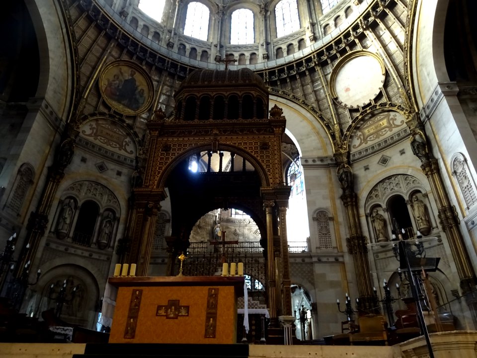 Choeur et autel, église Saint Augustin, place Saint August… 