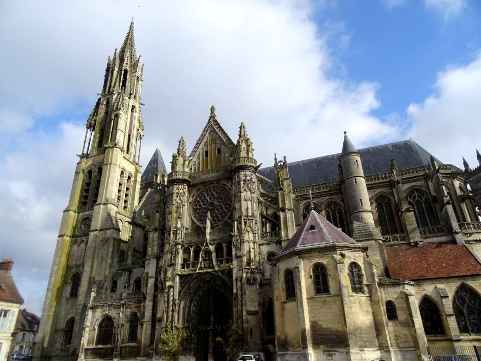 Cathédrale Notre-Dame de Senlis, portail sud sur la place … 