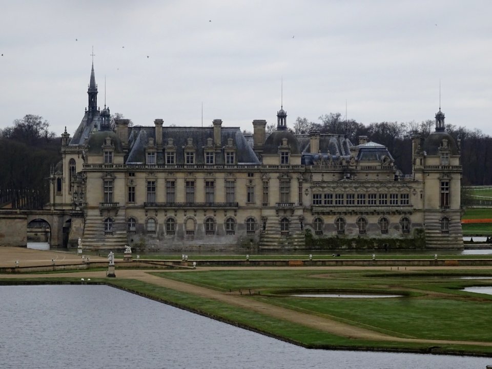 Vue de derrière (depuis le nord), le château de Chantilly,… 