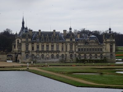 Vue de derrière (depuis le nord), le château de Chantilly,… 