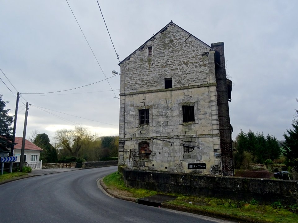 Vieille maison, et ru La Thève, hameau de Montgrésin, Oi… 