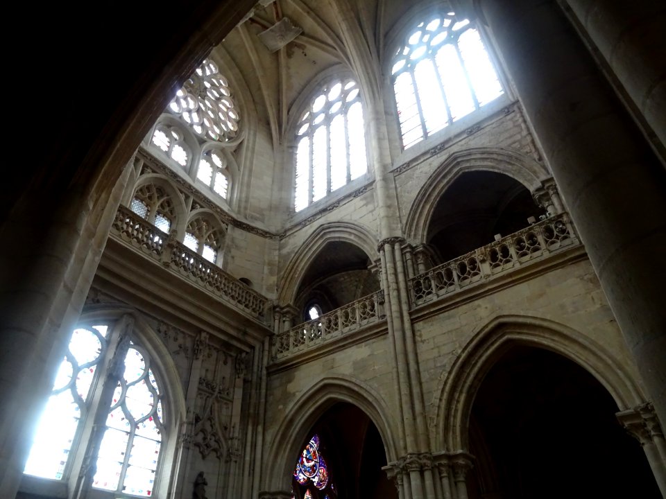 Nef et vitraux, cathédrale Notre-Dame de Senlis, Oise 