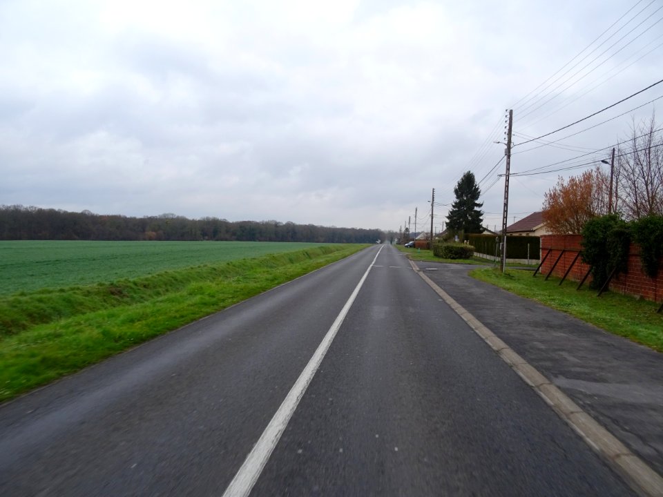 La route D924 en direction de Chantilly, Oise 