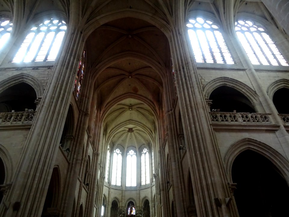 Nef, voutes et vitraux, cathédrale Notre-Dame de Senlis, O… 