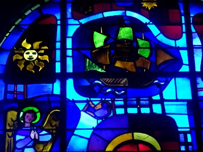 Détail d'un vitrail, dans le choeur, cathédrale Notre-Dame… 