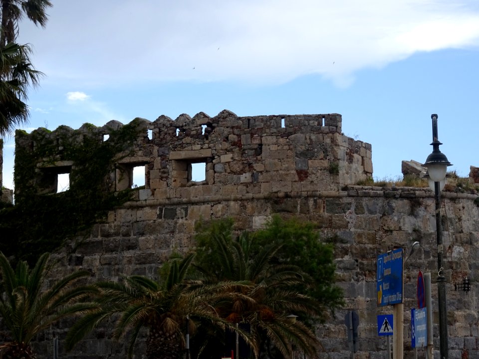 Une partie du rempart du château de Netrazia, ville de Kos… 
