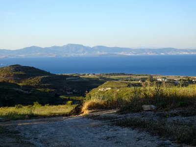 En redescendant vers la mer, en face, les côtes de la Turq… 