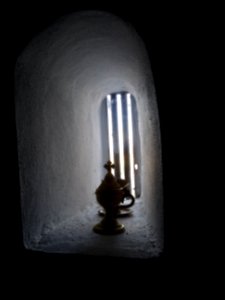 Objet religieux (calice ?) à l'intérieur de la chapelle or… 