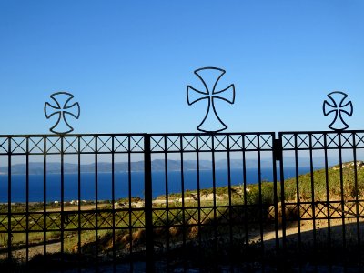 Le portail aux trois croix de la chapelle orthodoxe Pantal… 