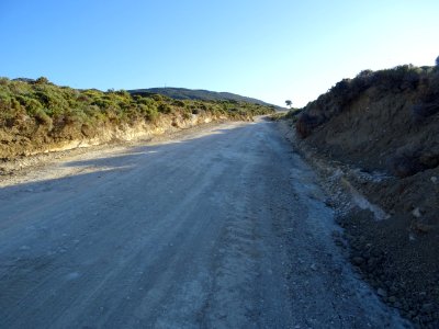 Le piste carrossable en terre qui monte à la chapelle orth… 
