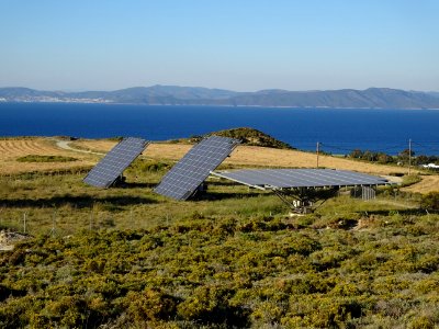 Panneaux solaires, région de Psalidi, île de Kos, en face … 