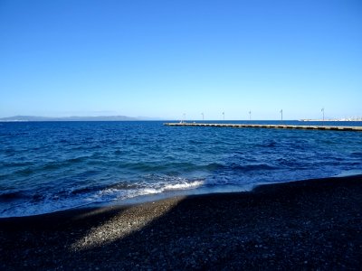 La plage de galets noirs à la sortie de la ville de Kos, î… 