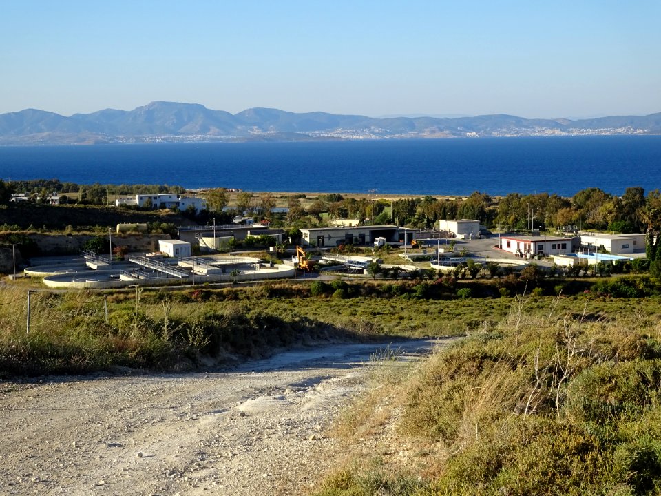 Vue vers une station d'épuration non loin de Psalidi, île … 