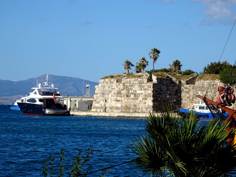 Un bâteau et une part des remparts du château de Neratzia,… 