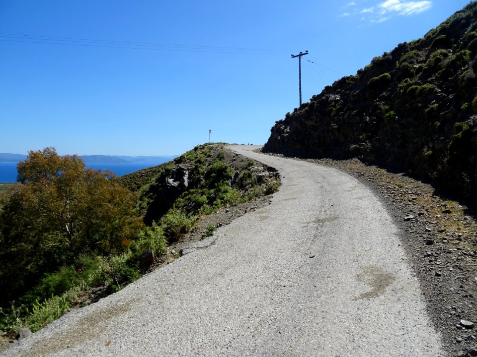 La route qui monte au mont Sympetro 