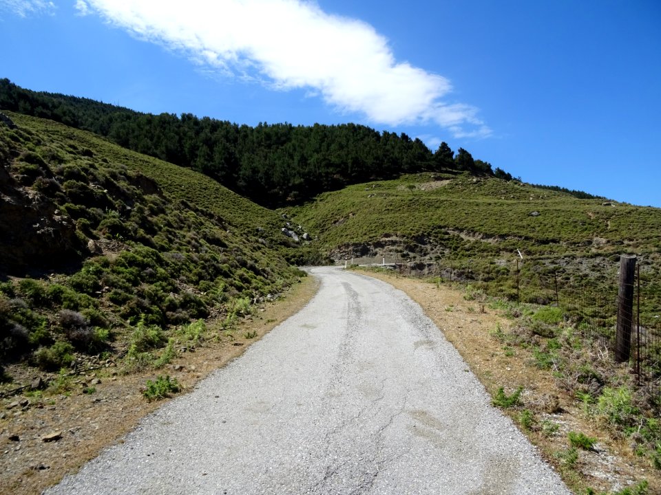 La route qui monte au mont Sympetro 