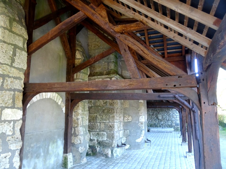 Murs et poutres de la charpente du toit de l'église Saint … 