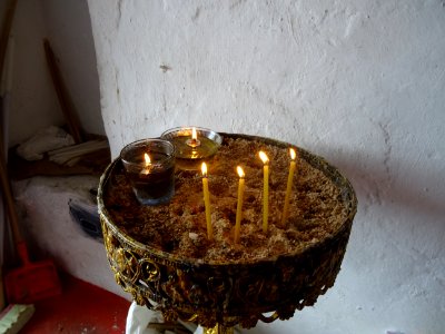 Bougies dans la chapelle Christos Dikaios (Christ le Juste… 