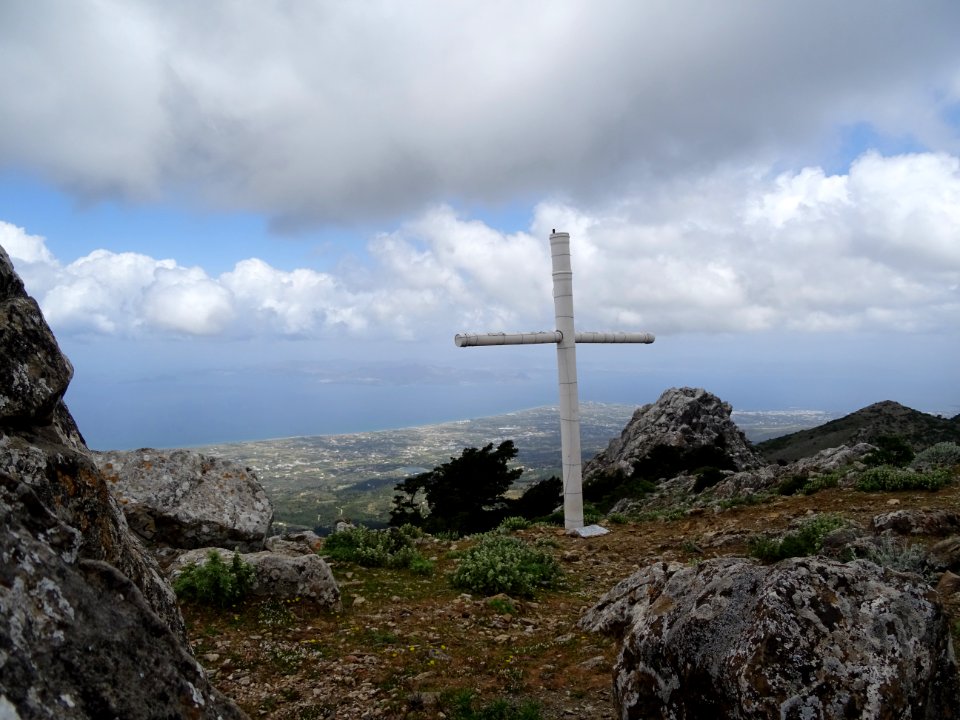 La croix sur le mont Dikeos, au sommet de l'île de Kos, vu… 